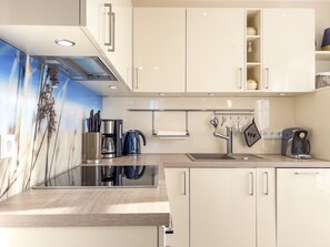 Kühlschrank, Ofen, Geschirrspüler, Wasserkocher mit Kaffee-/Teezubehör