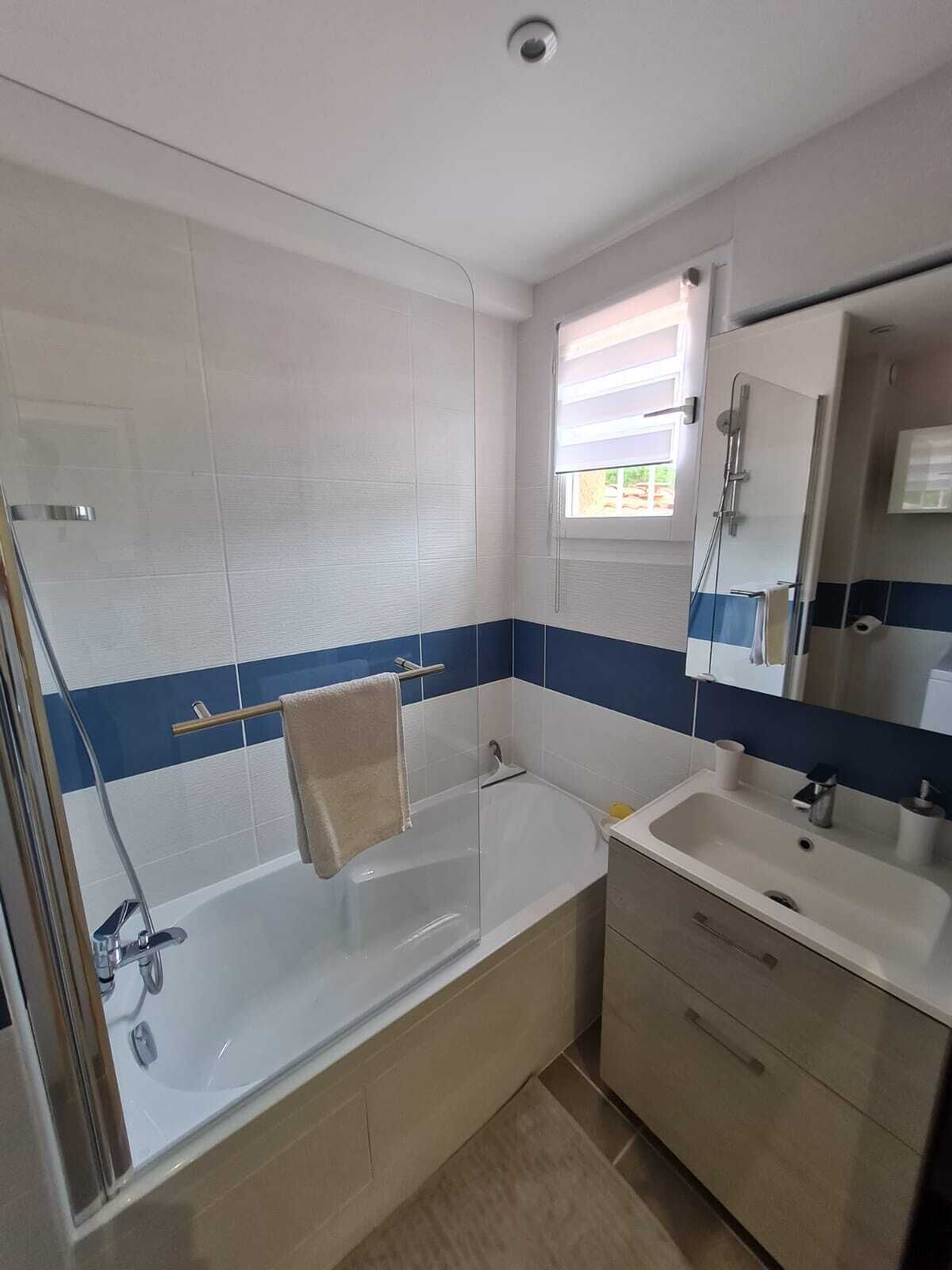 Ensemble douche/baignoire, sèche-cheveux, savon, shampoing