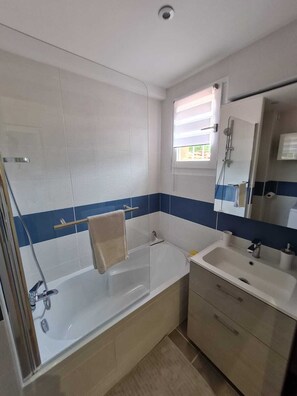 Ensemble baignoire-douche, séchoir à cheveux, savon, shampooing