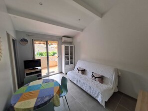 智能电视、书、办公室