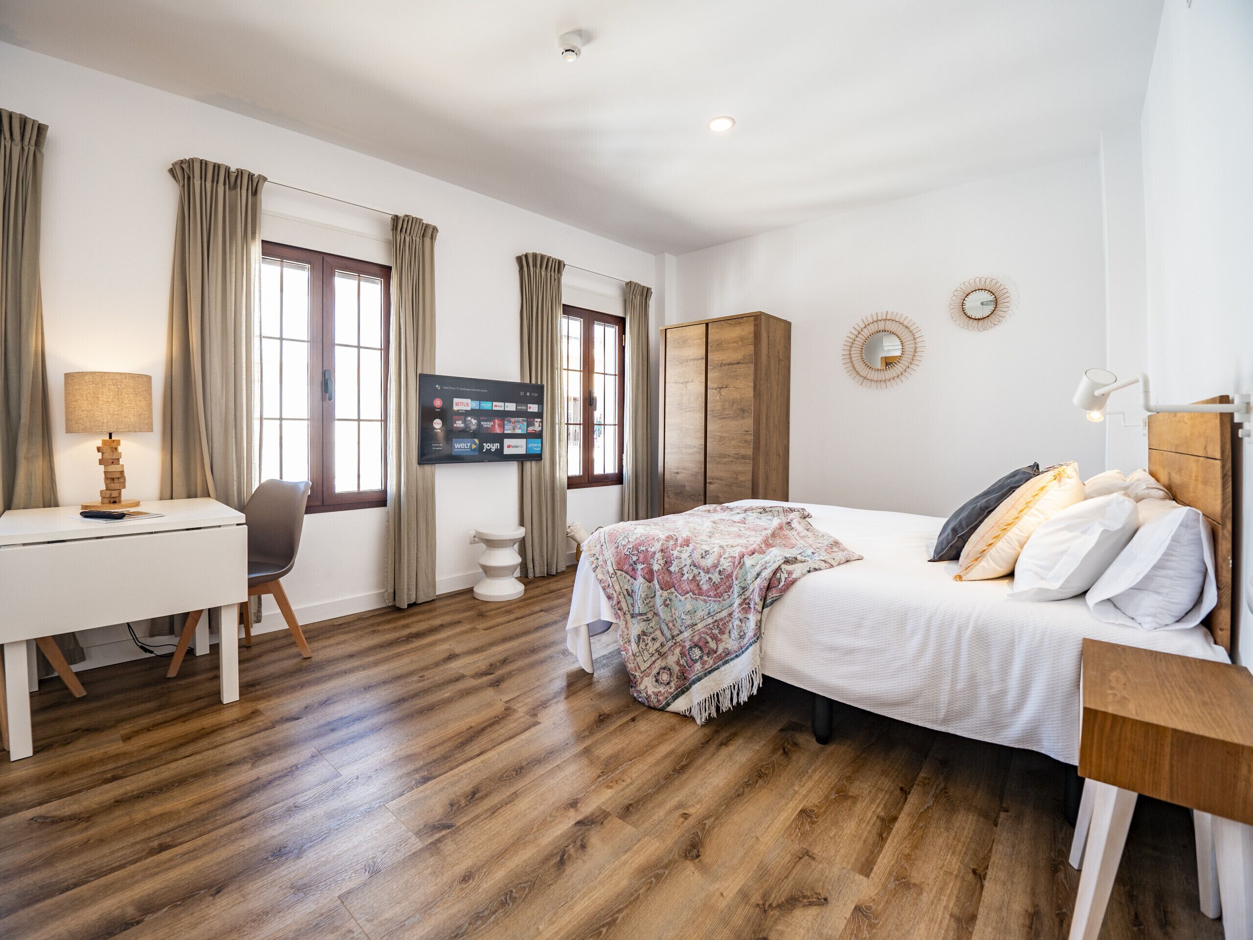 Caja fuerte, tabla de planchar con plancha, wifi gratis y ropa de cama