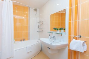 Comfort-Apartment | Badezimmer | Badewanne, Haartrockner, Fußbodenheizung (Badezimmer), Handtücher