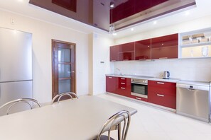 Apartament Comfort | Cuina privada | Frigorífic gran, microones, forn i placa de cuina 