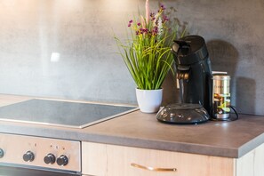 Frigorífic, placa de cuina, rentaplats i cafetera i tetera