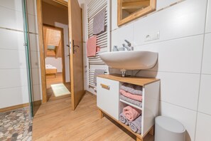 تجهيزات دش، مجففات شعر، مناشف، صابون