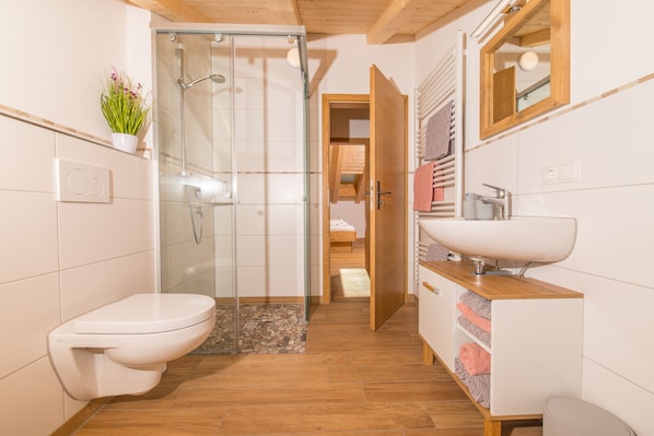 Shower, hair dryer, towels, soap - Ferienwohnung (Lenggries)