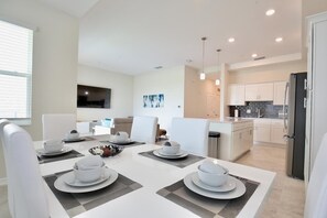 Dining - High end new apartment in Storey Lake with great amenities. 10 miles to Disney! (Kissimmee)