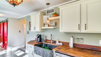Coffee/tea maker, fridge, microwave, stovetop