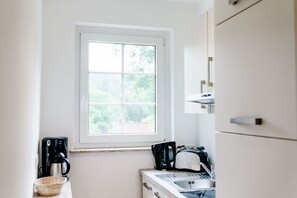 Fridge, microwave, oven, stovetop - Apartment BB 02 (Goslar)