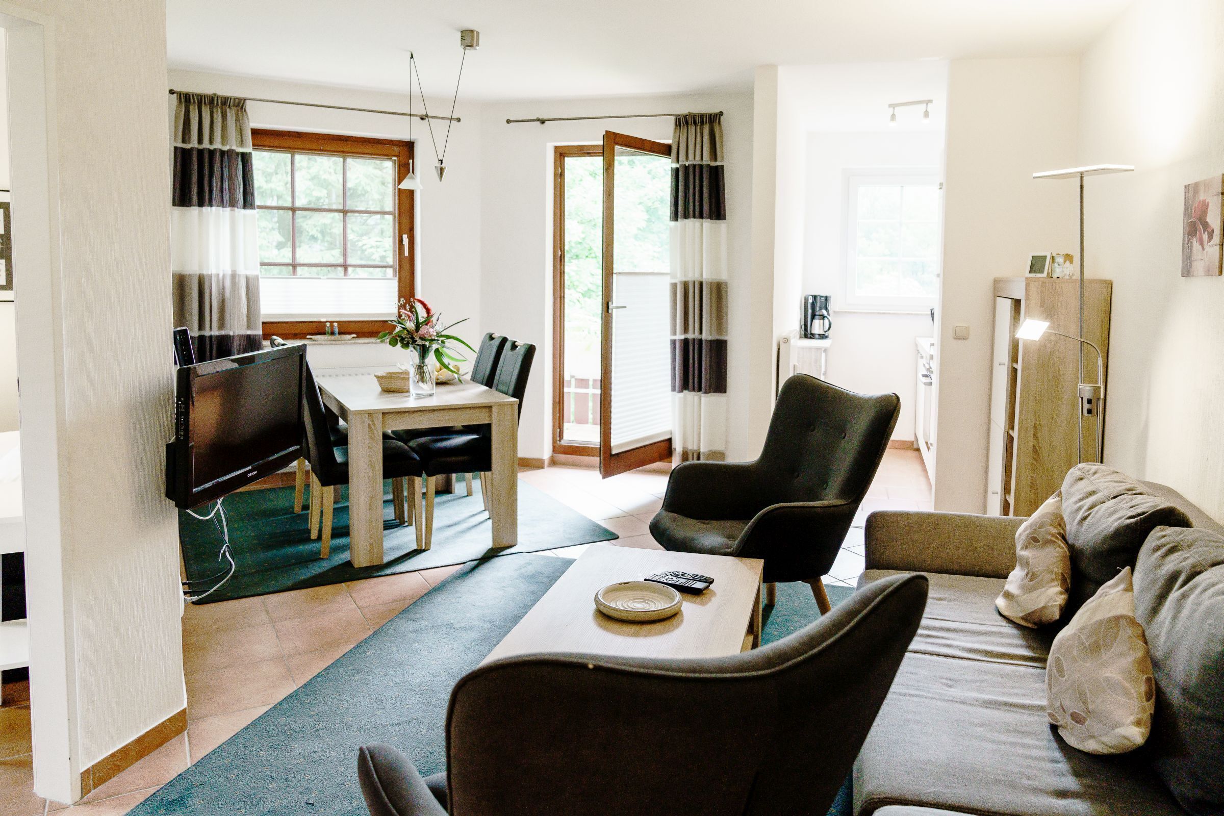 Fernseher, Kamin, DVD-Player, Stereoanlage