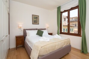 3 habitaciones, tabla de planchar con plancha, wifi y ropa de cama 