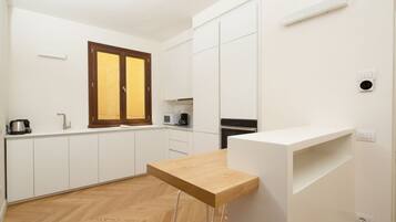 KĂŒhlschrank, Mikrowelle, Ofen, Herdplatte