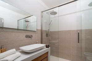 Dusche, Haartrockner, Bidet, Handtücher