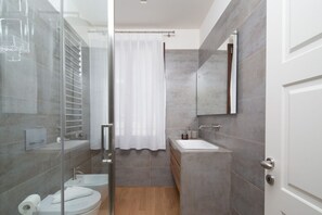 Ducha, secador de pelo, bidet, toallas