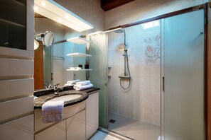 Douche, articles de toilette (gratuits), séchoir à cheveux, bidet