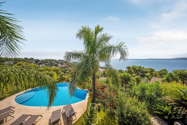 A pool surrounded by lush greenery and overlooking a scenic landscape. - Prestigieuse Villa Piscine/vue mer-WiFi/CLiM ByHC (CARQUEIRANNE)