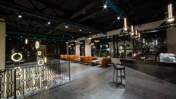 2 bars/lounges
