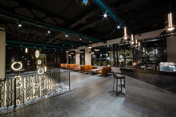 2 bars/lounges