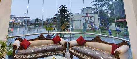 Coin salon dans le hall