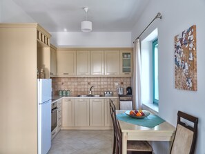 Fridge, microwave, oven, coffee/tea maker