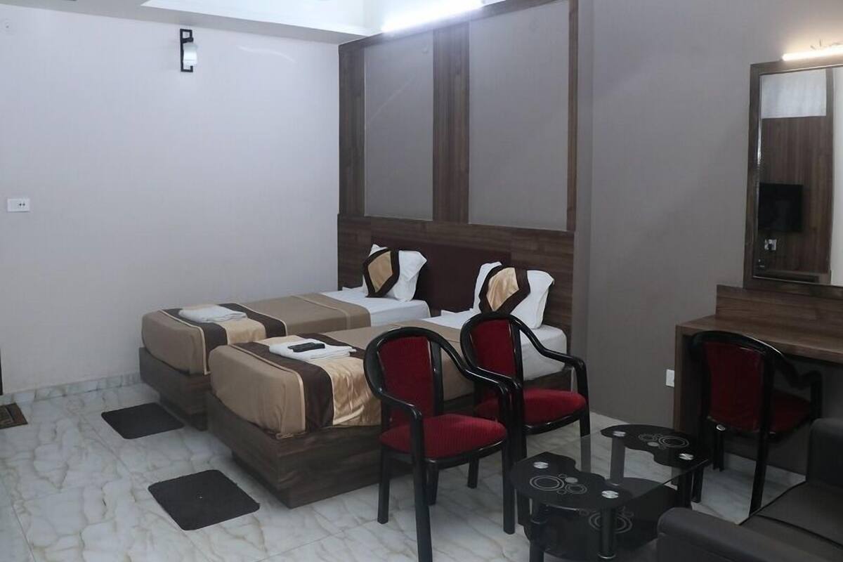 Habitación Deluxe con 2 camas individuales | Caja fuerte, escritorio, espacio para trabajar con un portátil