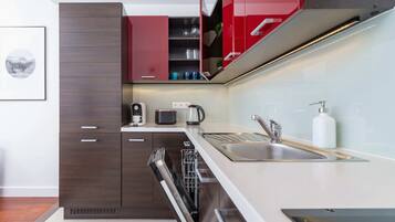 Fridge, oven, stovetop, dishwasher