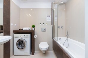Baignoire, serviettes fournies, shampoing