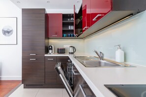 Fridge, oven, stovetop, dishwasher