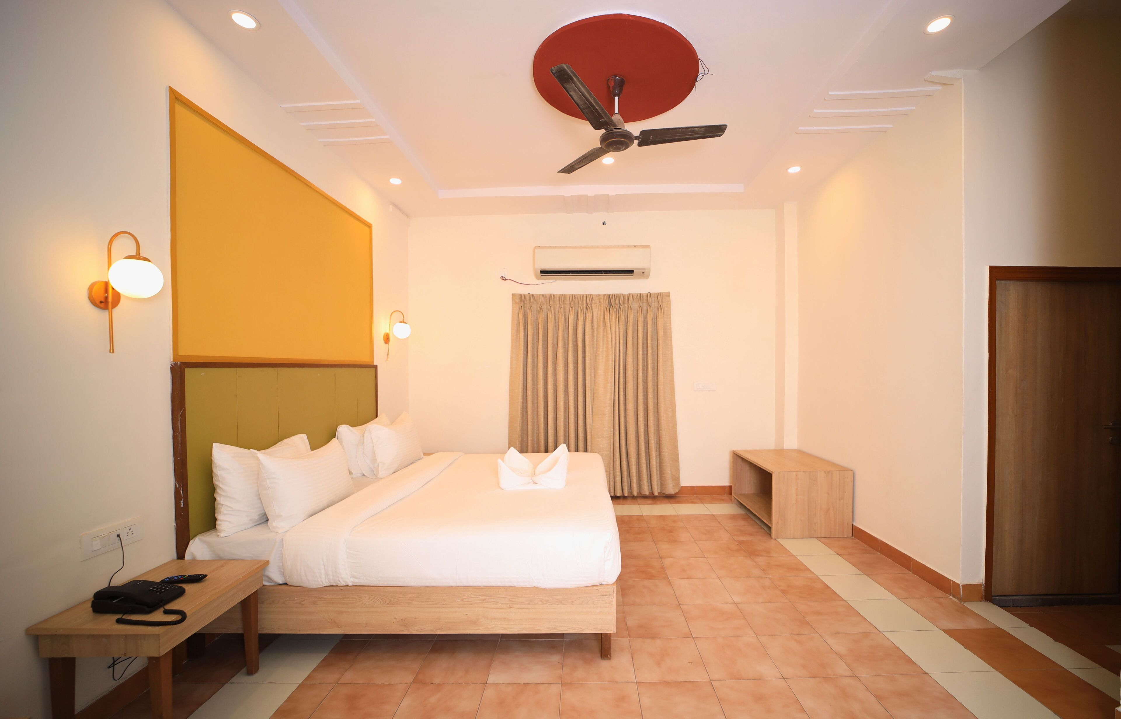 Deluxe Room | In-room safe, individually decorated, individually furnished, desk