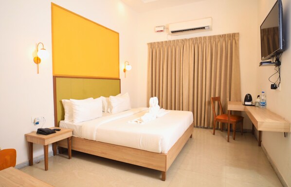 Deluxe Room | In-room safe, individually decorated, individually furnished, desk