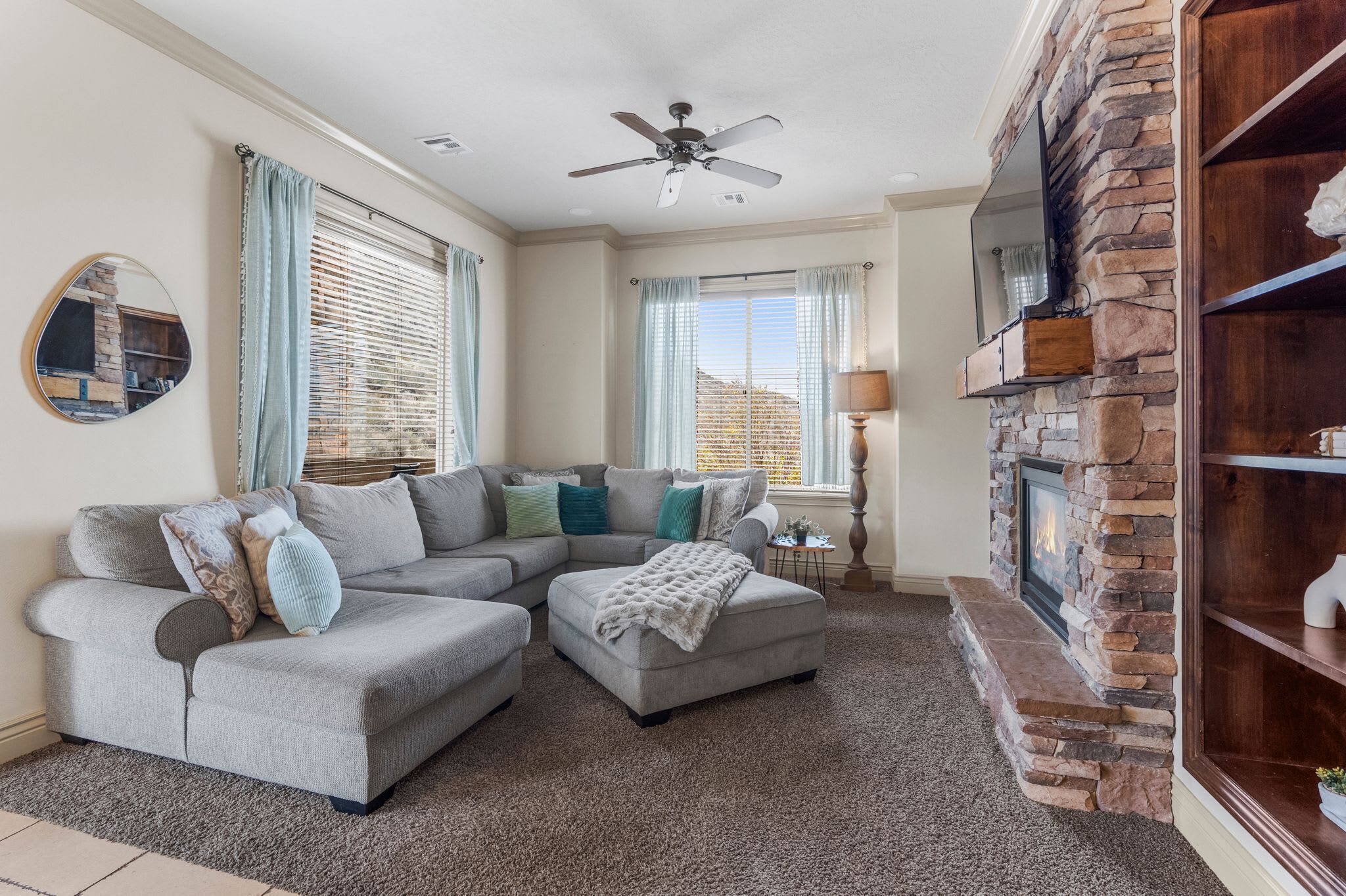 Televisión, chimenea y oficina 