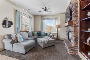 テレビ、暖炉、書斎 / ワークスペース