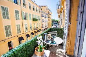 تناول الطعام بالخارج