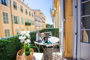 Outdoor dining - PARADISIO 2 AP4237 By Riviera Holiday Homes (Niza)