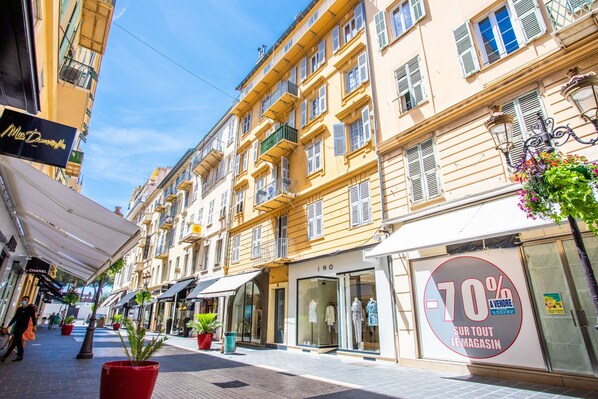 المنشأة من الخارج