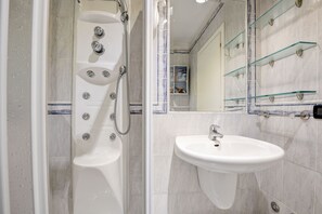 Dusj, hårføner, bidé og håndklær