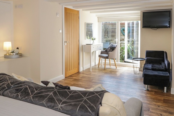 Cottage | 4 bedrooms, WiFi (free), individually decorated, individually furnished