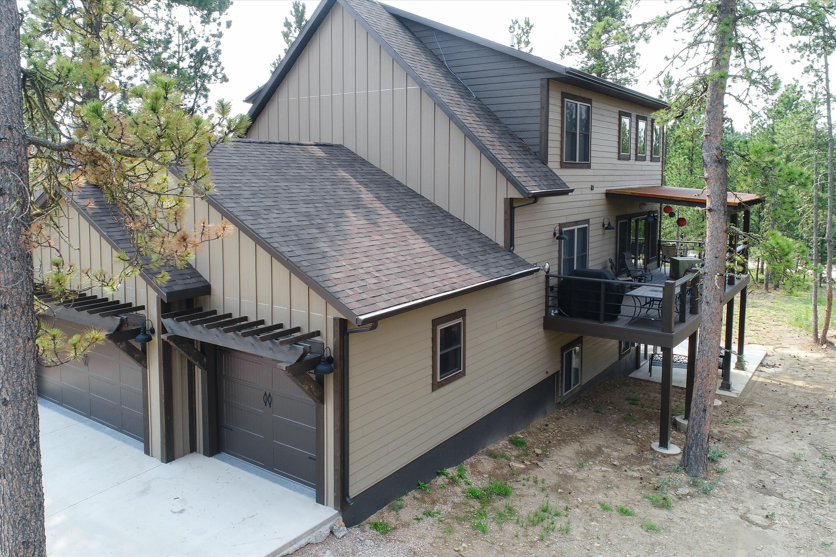 3 Level Cabin w/ Large Driveway on Paved Roads Close to Attractions! Hot Tub!