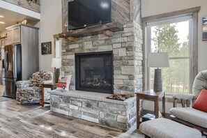 Smart TV, fireplace, ping pong