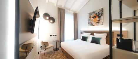 Frigobar, cofres nos quartos, escrivaninha, quartos à prova de som