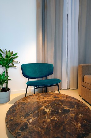 Rom – junior | Minibar, safe på rommet, skrivebord og lydisolert