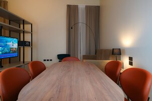 Junior Room | Living area | 50-inch flat-screen TV with cable channels, TV