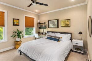 3 bedrooms, desk, iron/ironing board, free WiFi