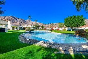 حمّام سباحة مُدفَّأ