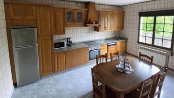 KĂŒhlschrank, Ofen, GeschirrspĂŒler, Kochgeschirr/Geschirr/Besteck