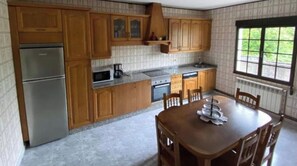 Refrigerador, horno, lavavajillas y utensilios de cocina