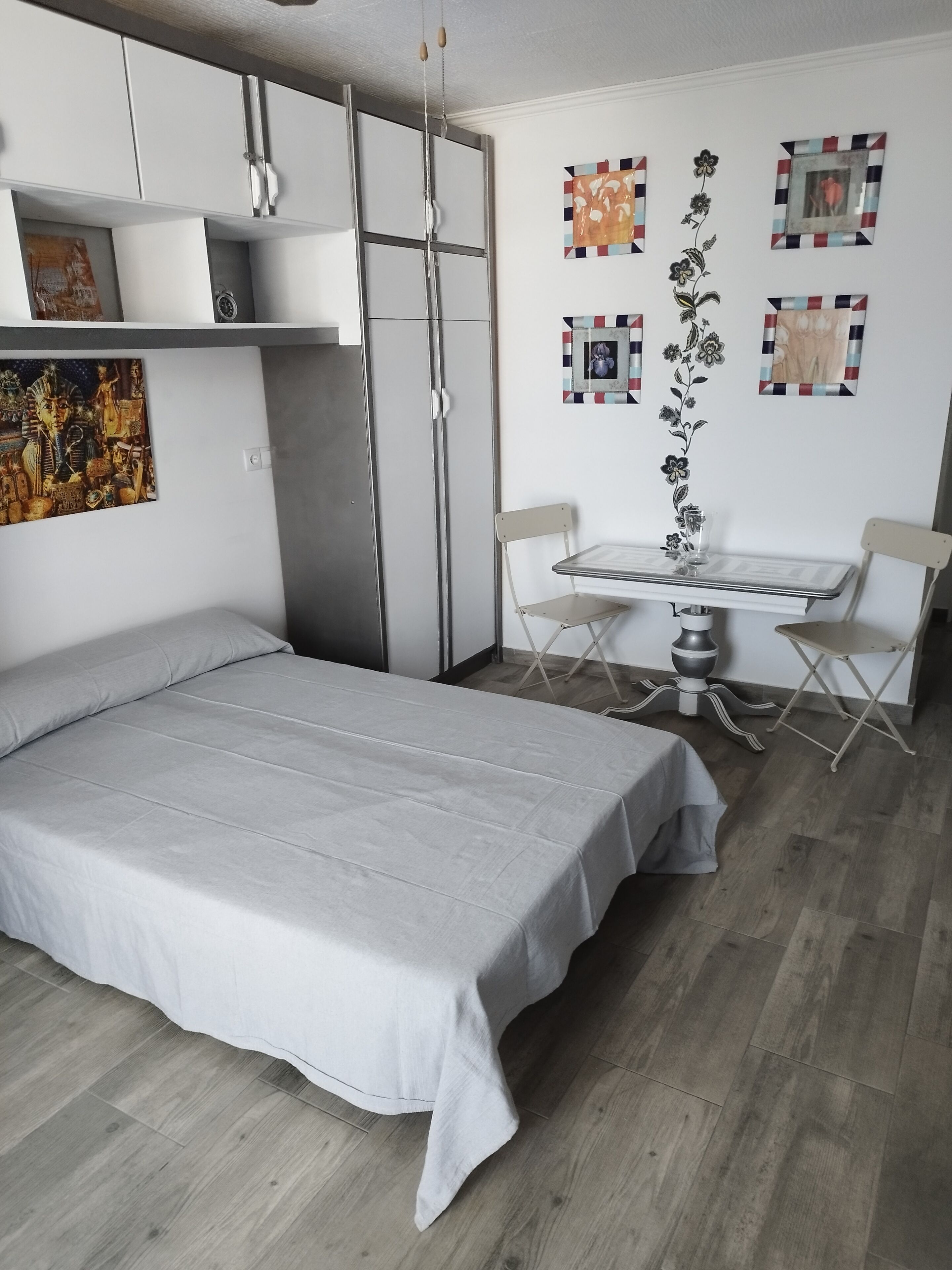 1 dormitorio, tabla de planchar con plancha, wifi gratis y ropa de cama