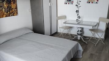 1 dormitorio, tabla de planchar con plancha, wifi gratis y ropa de cama