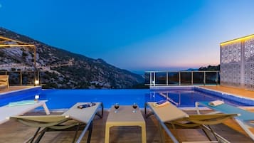 Outdoor pool, an infinity pool