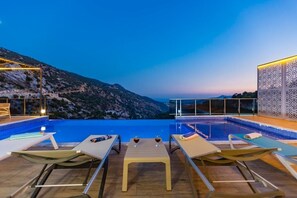 Outdoor pool, an infinity pool - La Villa Celine-Complete privacy with wonderful sea and nature view. Top quality (Antalya)